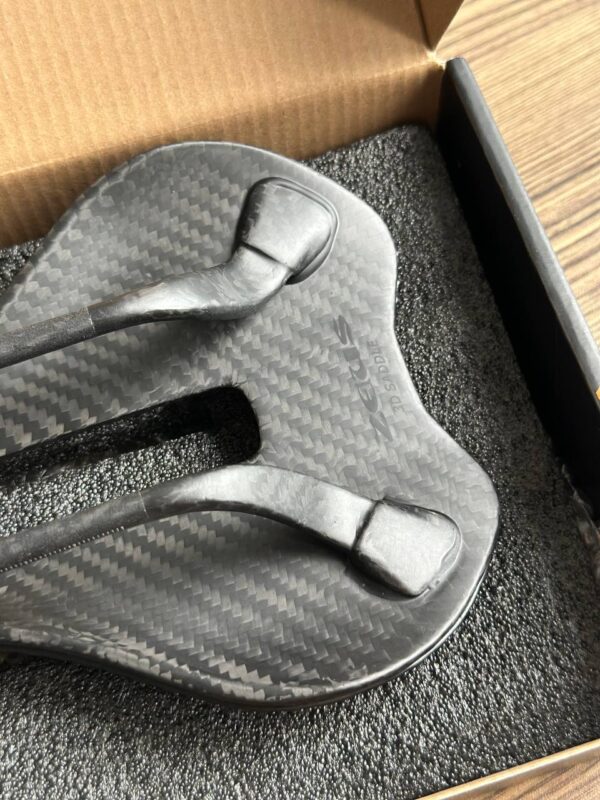 Zeus Carbon Saddle