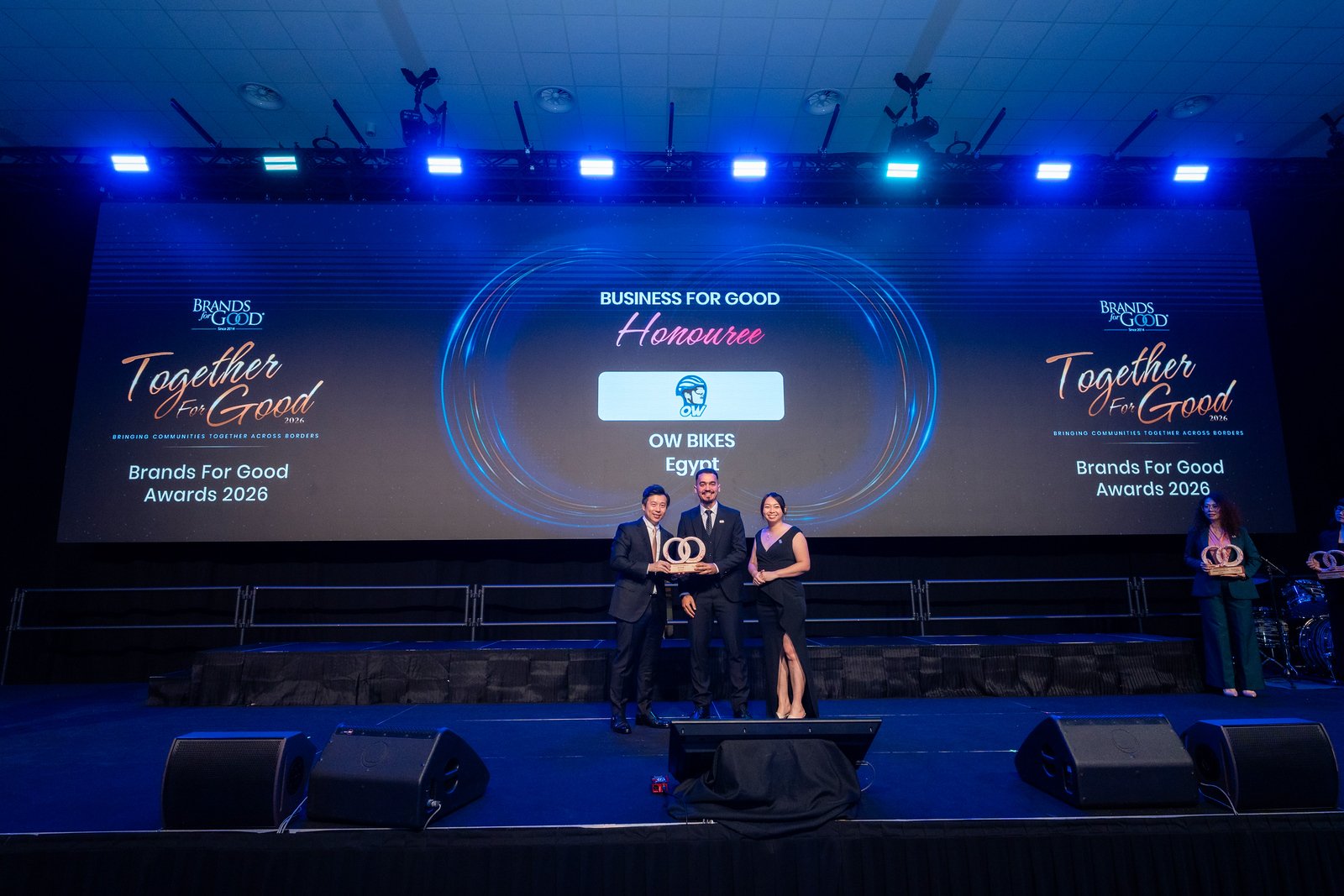 Omar Walid with ceremony hosts on stage